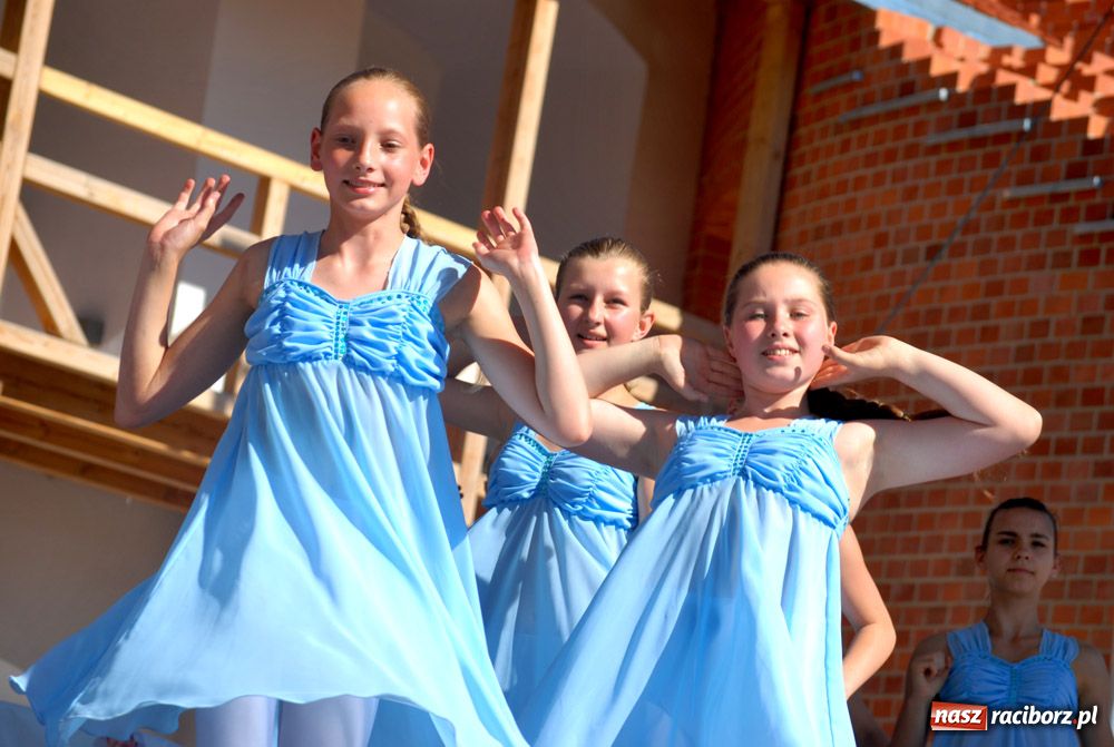 Zdjęcie w galerii na portalu naszraciborz.pl: Zamek kolorowy folklorem wiadomości z regionu