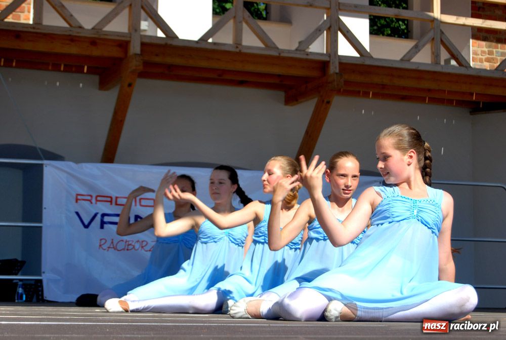 Zdjęcie w galerii na portalu naszraciborz.pl: Zamek kolorowy folklorem wiadomości z regionu