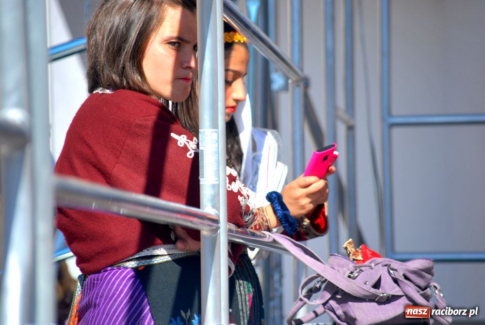 Zdjęcie w galerii na portalu naszraciborz.pl: Zamek kolorowy folklorem wiadomości z regionu