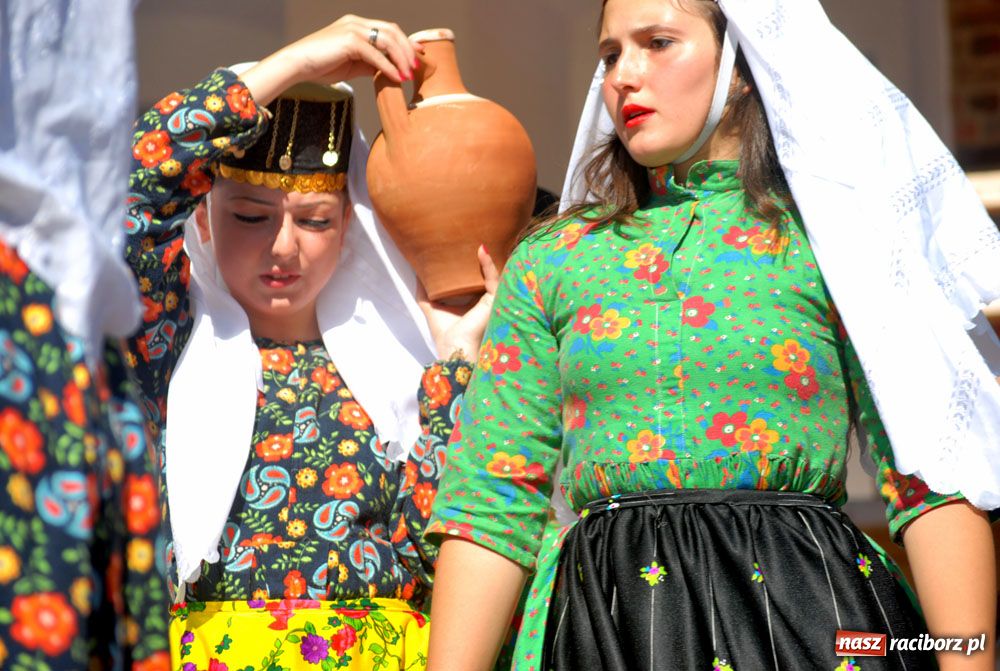 Zdjęcie w galerii na portalu naszraciborz.pl: Zamek kolorowy folklorem wiadomości z regionu