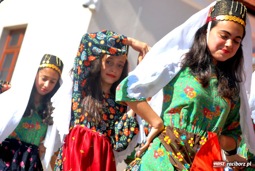 Zdjęcie w galerii na portalu naszraciborz.pl: Zamek kolorowy folklorem wiadomości z regionu