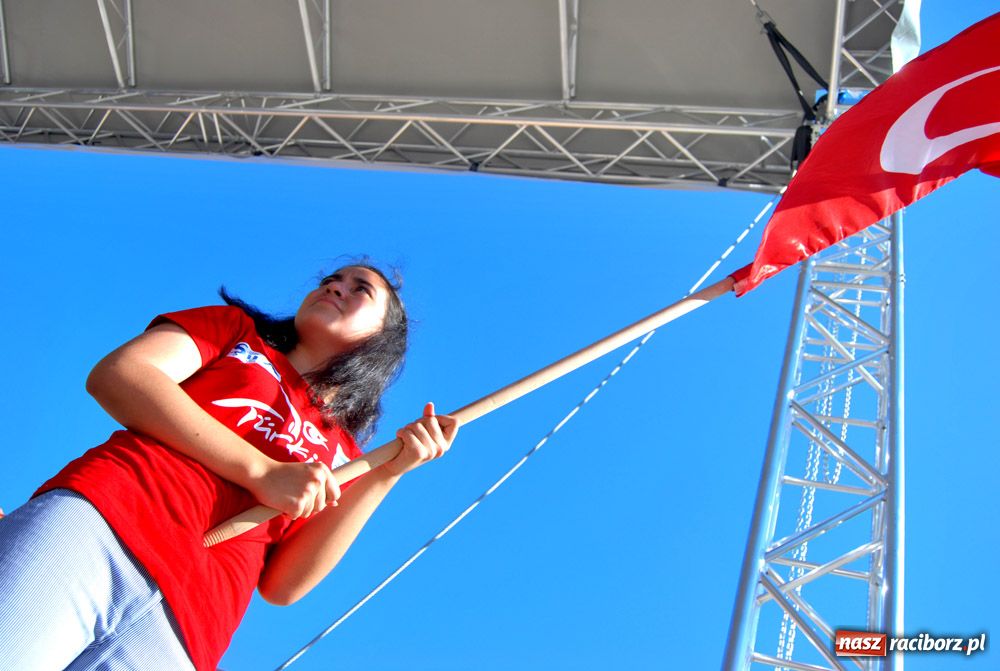 Zdjęcie w galerii na portalu naszraciborz.pl: Zamek kolorowy folklorem wiadomości z regionu