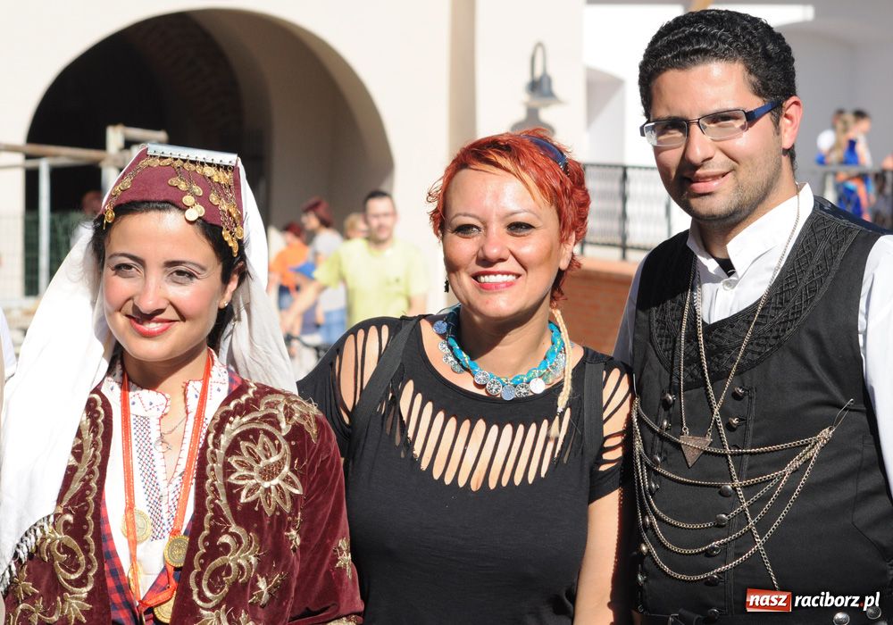 Zdjęcie w galerii na portalu naszraciborz.pl: Zamek kolorowy folklorem wiadomości z regionu