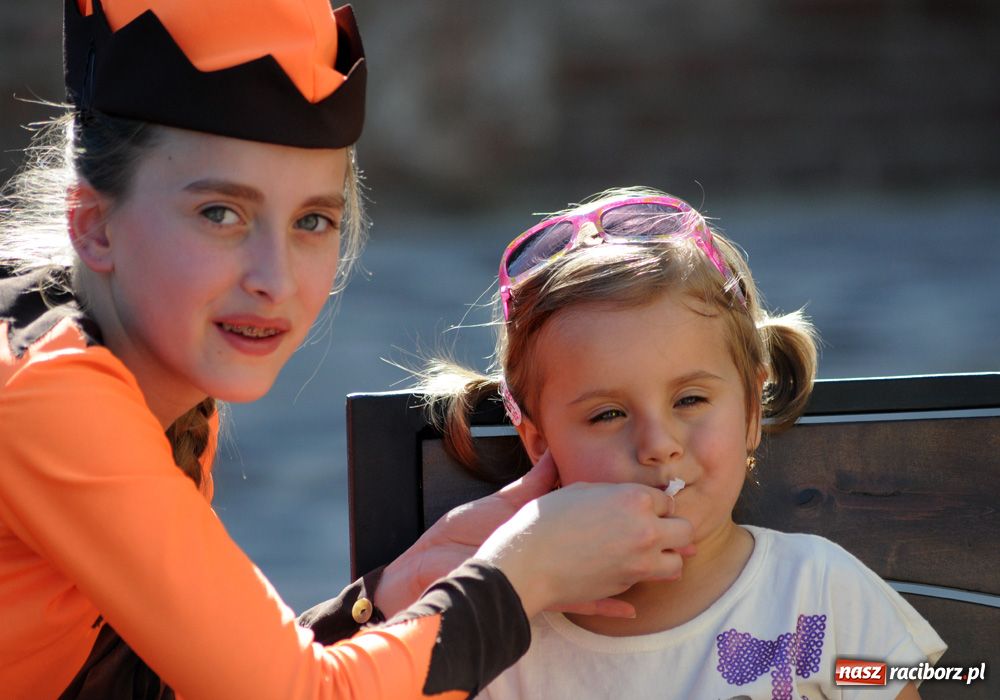 Zdjęcie w galerii na portalu naszraciborz.pl: Zamek kolorowy folklorem wiadomości z regionu