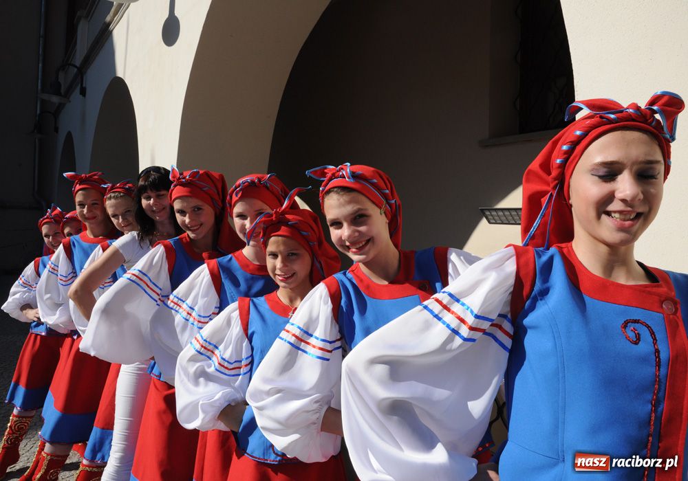 Zdjęcie w galerii na portalu naszraciborz.pl: Zamek kolorowy folklorem wiadomości z regionu
