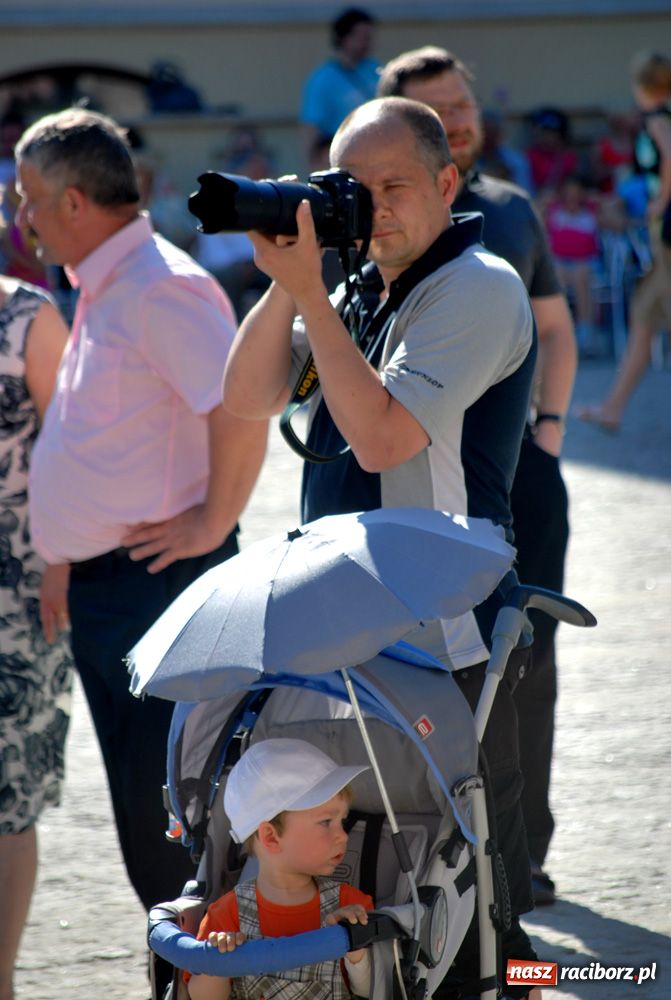 Zdjęcie w galerii na portalu naszraciborz.pl: Zamek kolorowy folklorem wiadomości z regionu
