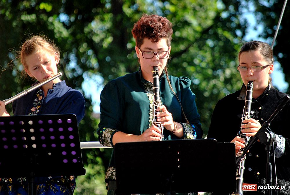Zdjęcie w galerii na portalu naszraciborz.pl: Zamek kolorowy folklorem wiadomości z regionu