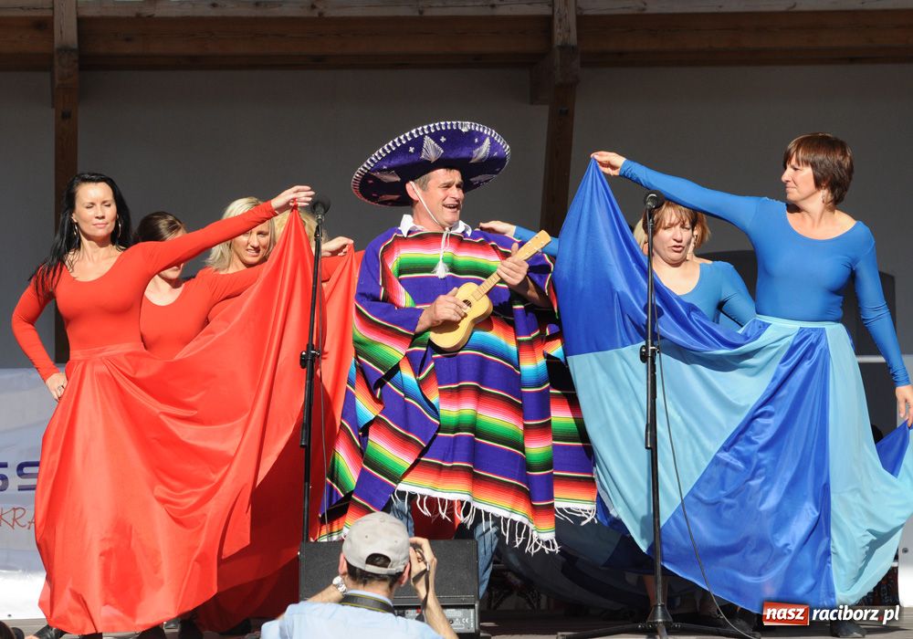 Zdjęcie w galerii na portalu naszraciborz.pl: Zamek kolorowy folklorem wiadomości z regionu