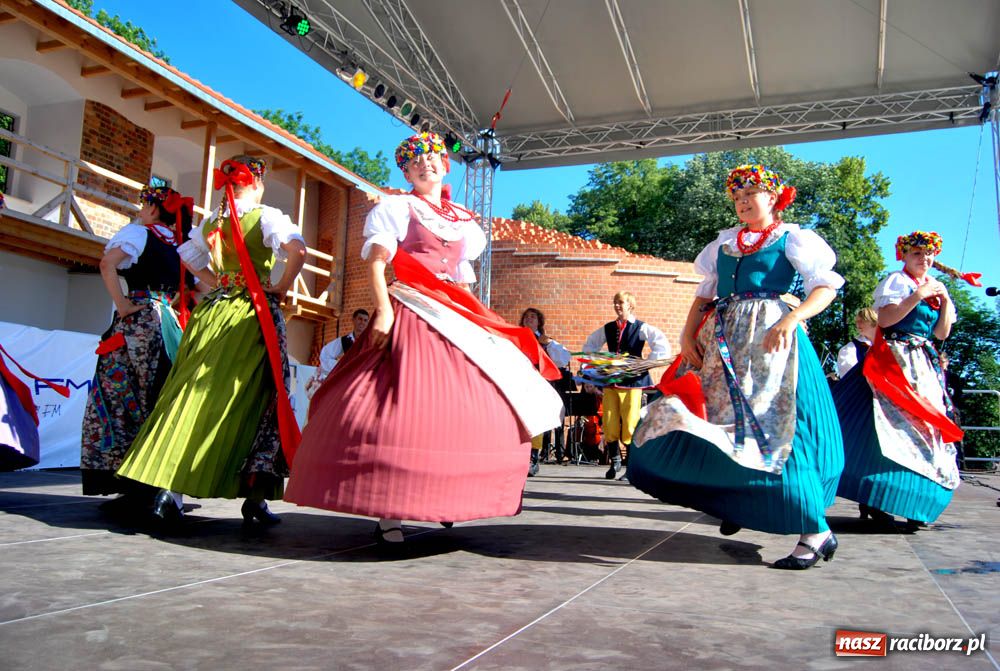 Zdjęcie w galerii na portalu naszraciborz.pl: Zamek kolorowy folklorem wiadomości z regionu