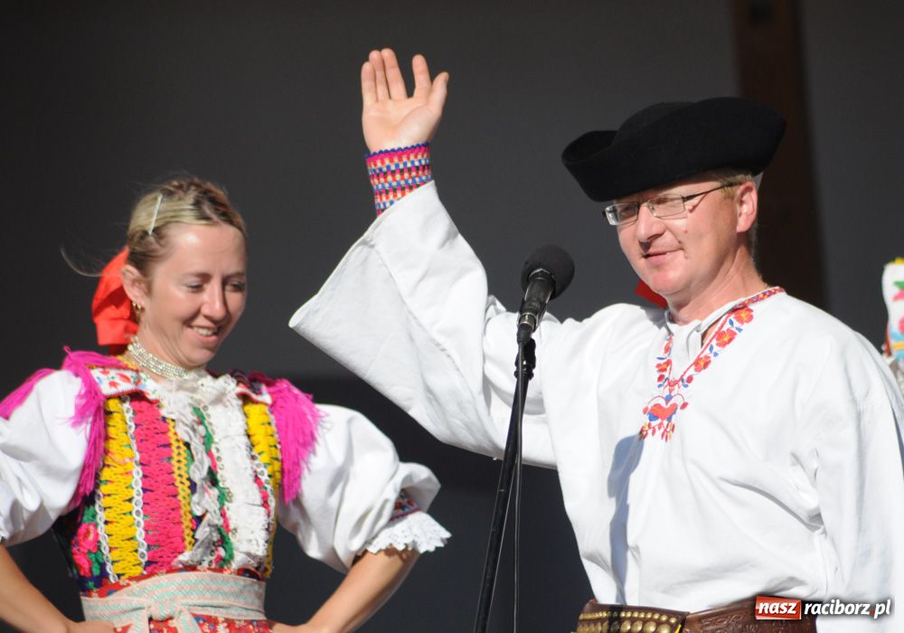 Zdjęcie w galerii na portalu naszraciborz.pl: Zamek kolorowy folklorem wiadomości z regionu