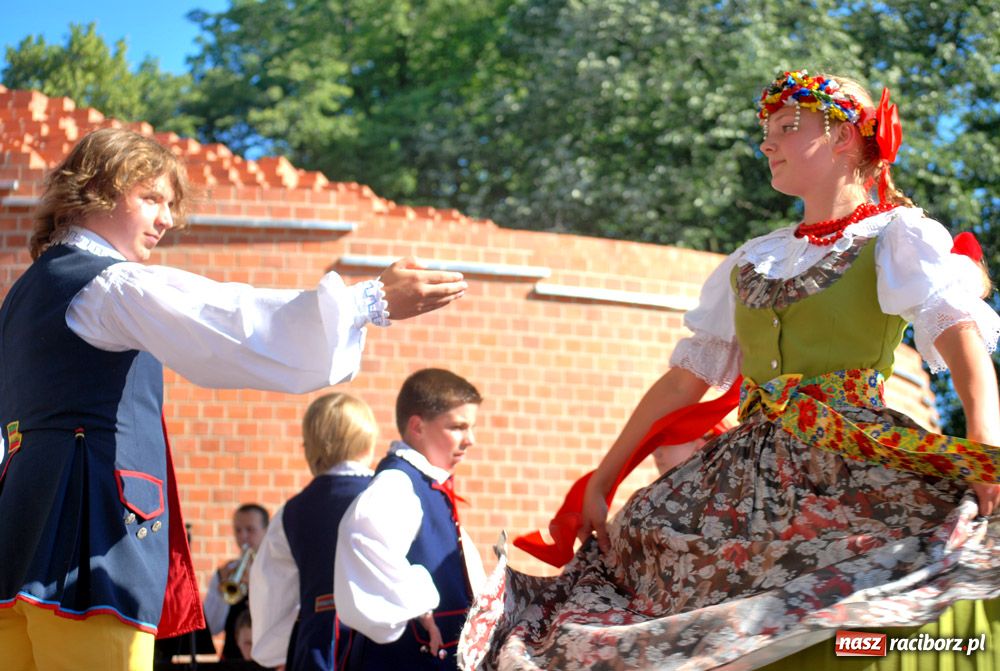 Zdjęcie w galerii na portalu naszraciborz.pl: Zamek kolorowy folklorem wiadomości z regionu