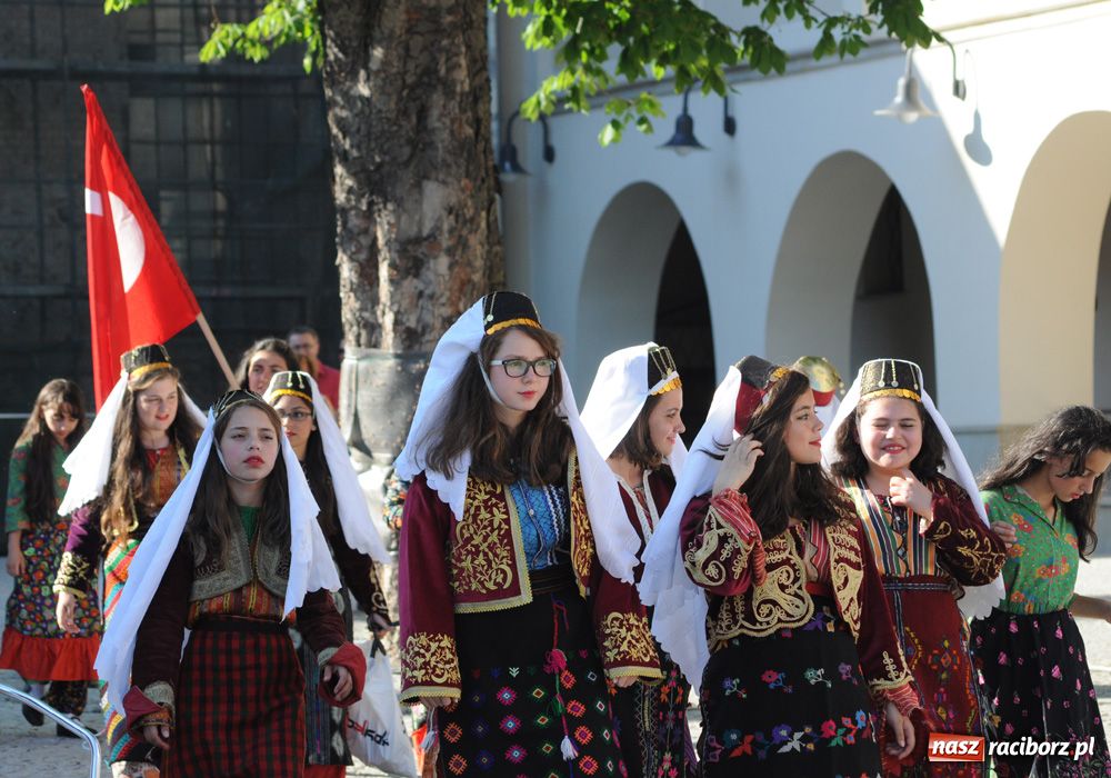 Zdjęcie w galerii na portalu naszraciborz.pl: Zamek kolorowy folklorem wiadomości z regionu