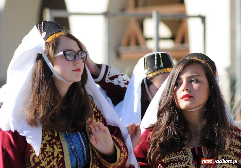 Zdjęcie w galerii na portalu naszraciborz.pl: Zamek kolorowy folklorem wiadomości z regionu