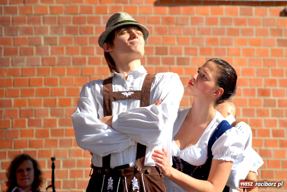 Zdjęcie w galerii na portalu naszraciborz.pl: Zamek kolorowy folklorem wiadomości z regionu