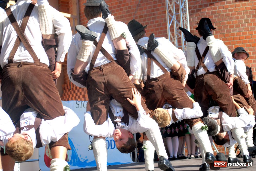 Zdjęcie w galerii na portalu naszraciborz.pl: Zamek kolorowy folklorem wiadomości z regionu
