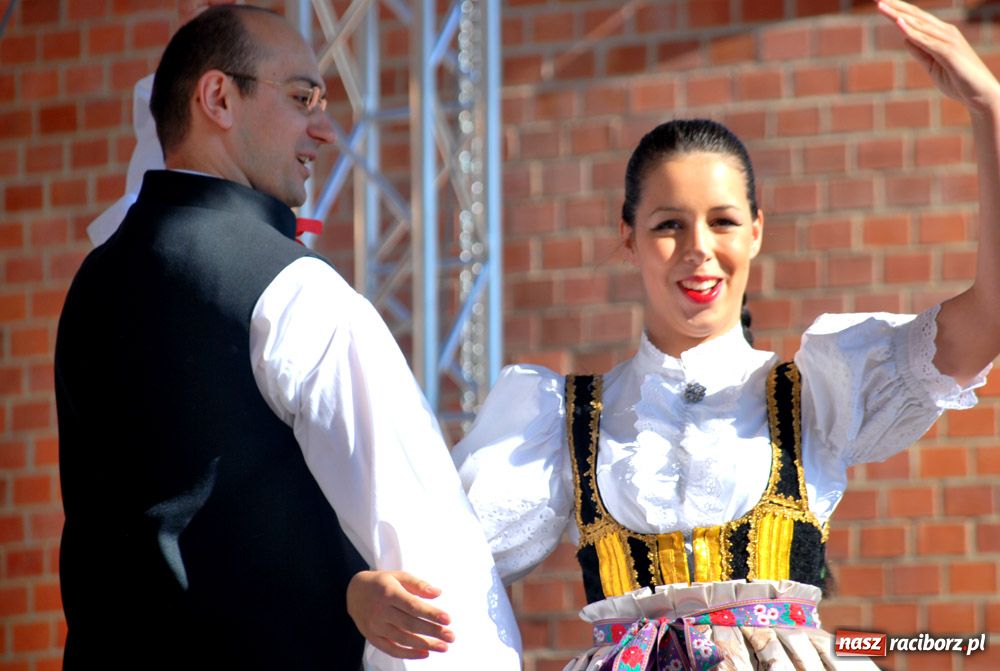 Zdjęcie w galerii na portalu naszraciborz.pl: Zamek kolorowy folklorem wiadomości z regionu