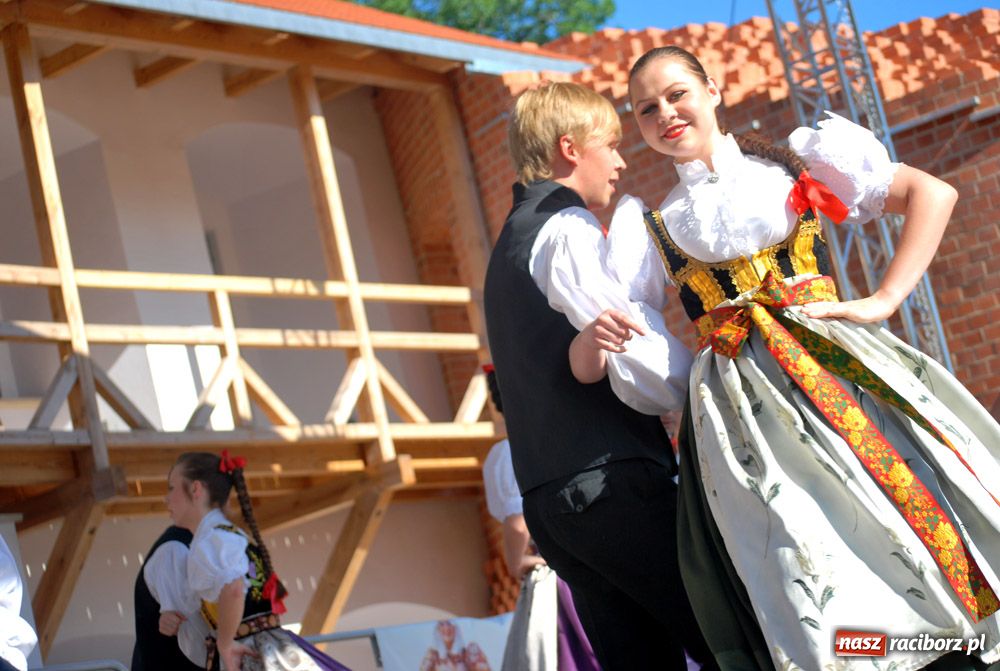 Zdjęcie w galerii na portalu naszraciborz.pl: Zamek kolorowy folklorem wiadomości z regionu