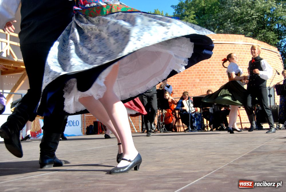 Zdjęcie w galerii na portalu naszraciborz.pl: Zamek kolorowy folklorem wiadomości z regionu