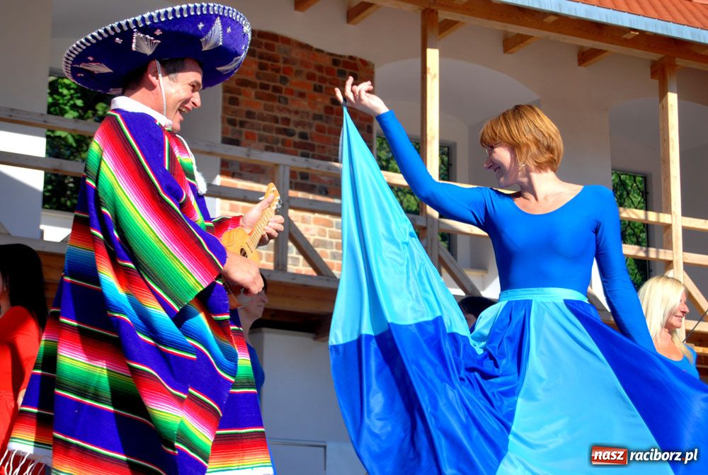 Zdjęcie w galerii na portalu naszraciborz.pl: Zamek kolorowy folklorem wiadomości z regionu