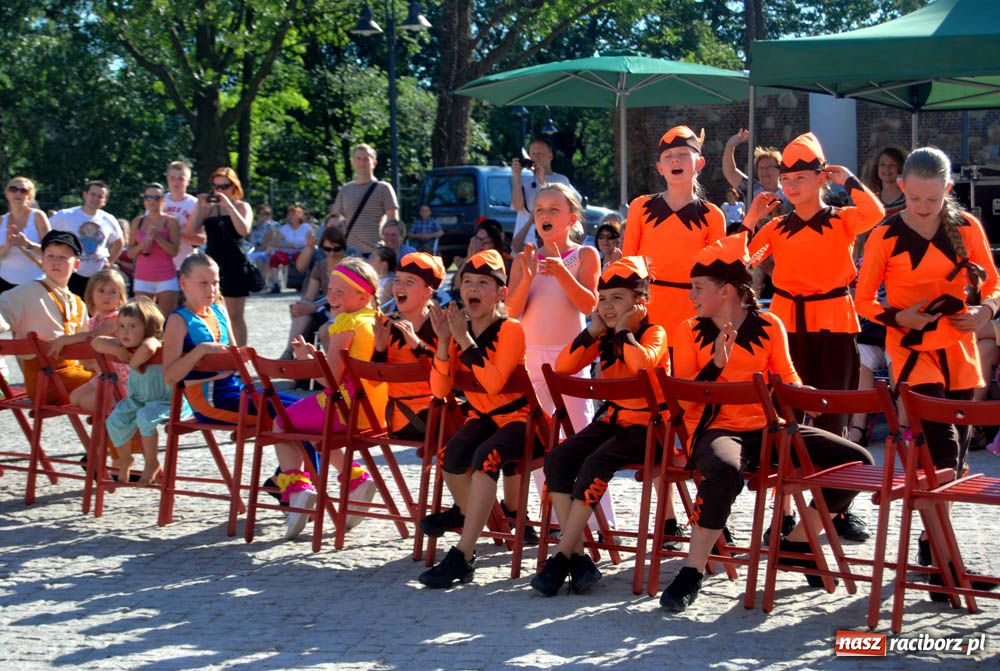 Zdjęcie w galerii na portalu naszraciborz.pl: Zamek kolorowy folklorem wiadomości z regionu