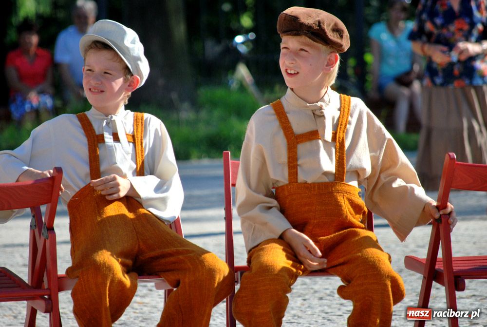 Zdjęcie w galerii na portalu naszraciborz.pl: Zamek kolorowy folklorem wiadomości z regionu