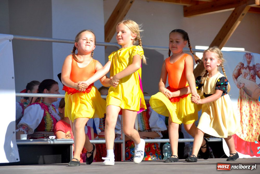 Zdjęcie w galerii na portalu naszraciborz.pl: Zamek kolorowy folklorem wiadomości z regionu