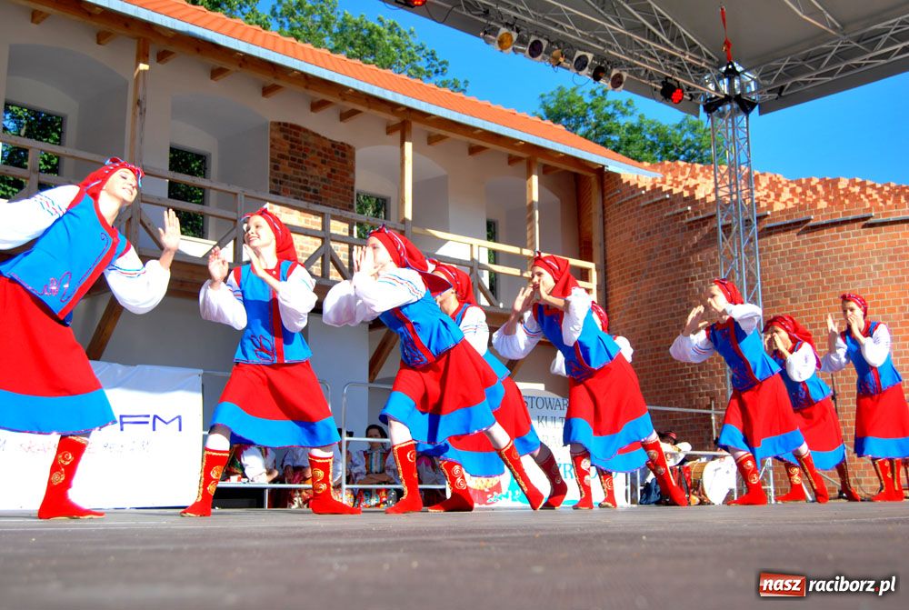 Zdjęcie w galerii na portalu naszraciborz.pl: Zamek kolorowy folklorem wiadomości z regionu