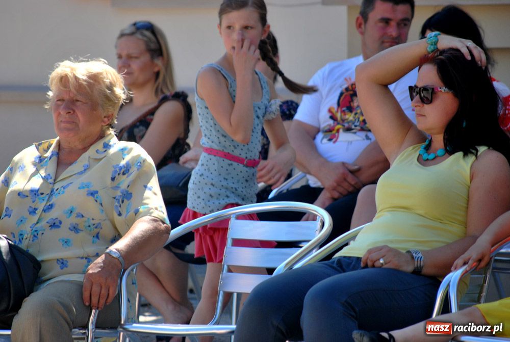 Zdjęcie w galerii na portalu naszraciborz.pl: Zamek kolorowy folklorem wiadomości z regionu