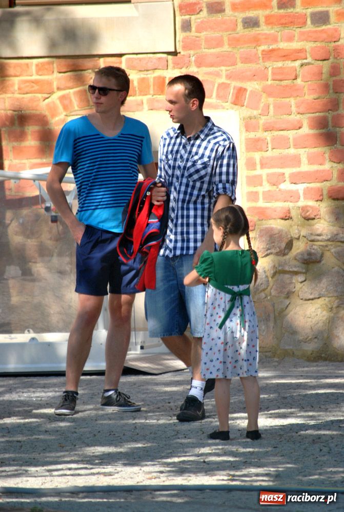 Zdjęcie w galerii na portalu naszraciborz.pl: Zamek kolorowy folklorem wiadomości z regionu