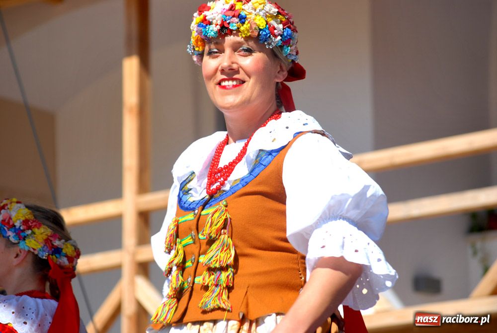 Zdjęcie w galerii na portalu naszraciborz.pl: Zamek kolorowy folklorem wiadomości z regionu