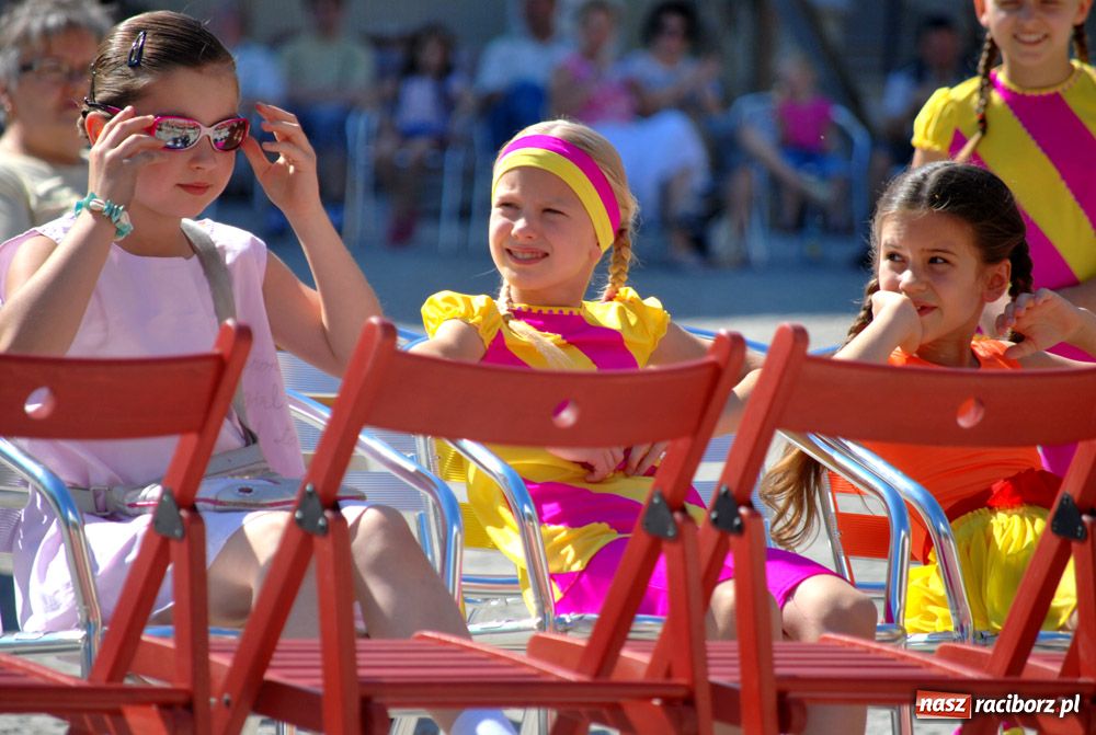 Zdjęcie w galerii na portalu naszraciborz.pl: Zamek kolorowy folklorem wiadomości z regionu