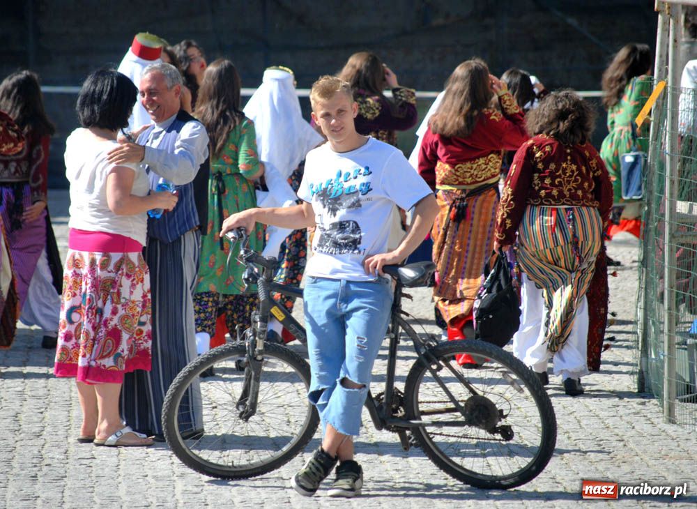 Zdjęcie w galerii na portalu naszraciborz.pl: Zamek kolorowy folklorem wiadomości z regionu
