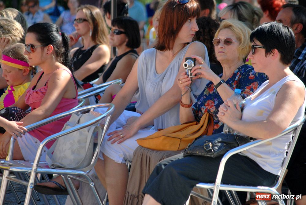 Zdjęcie w galerii na portalu naszraciborz.pl: Zamek kolorowy folklorem wiadomości z regionu