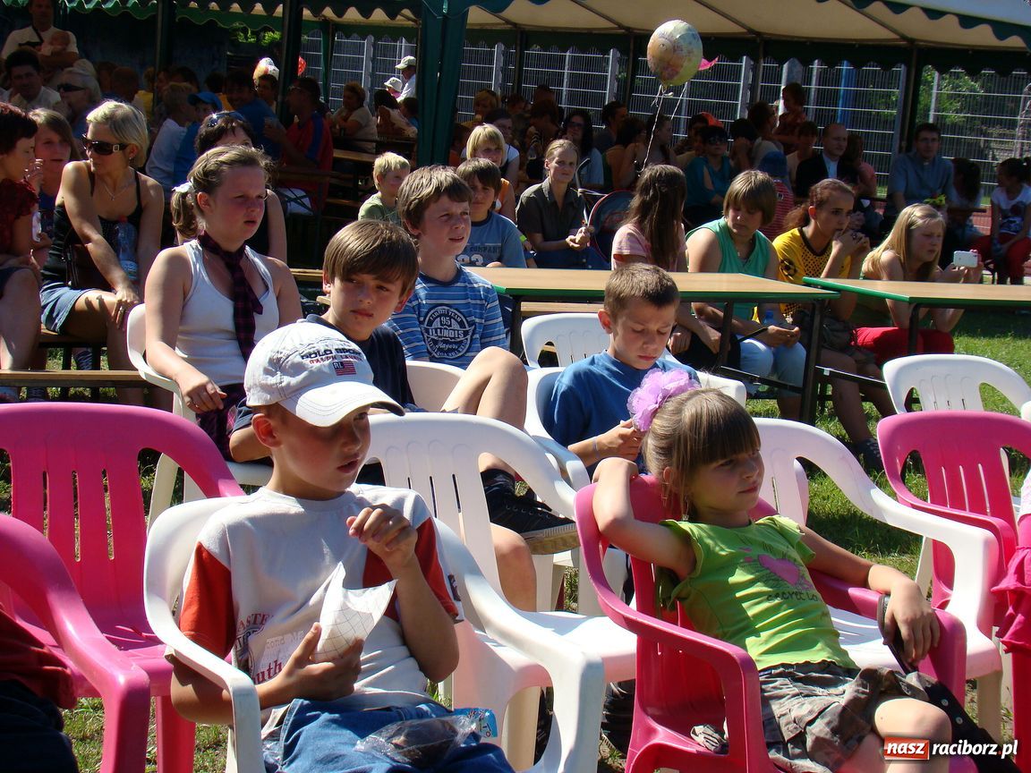 Zdjęcie w galerii na portalu naszraciborz.pl:  Szkoła im. J. Wawrzynka świętuje wiadomości z regionu