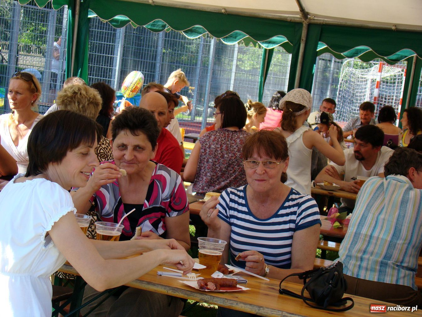 Zdjęcie w galerii na portalu naszraciborz.pl:  Szkoła im. J. Wawrzynka świętuje wiadomości z regionu