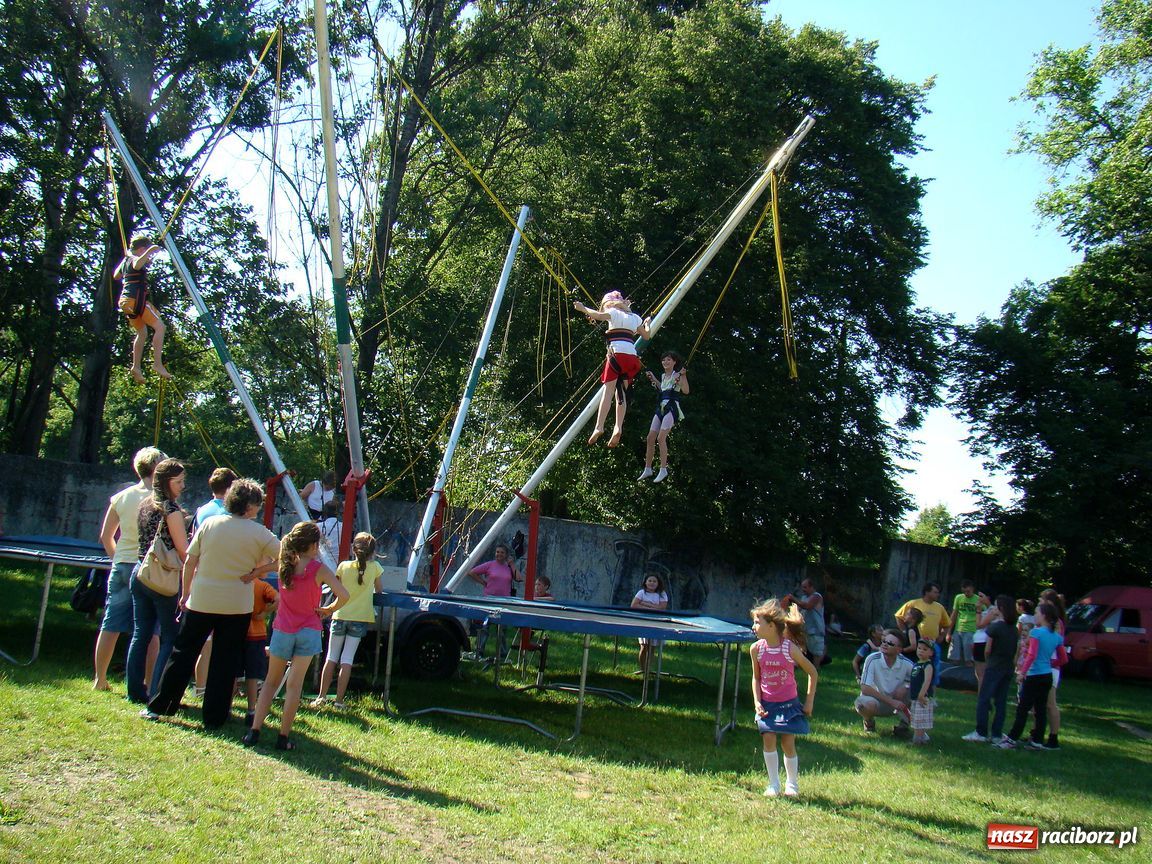 Zdjęcie w galerii na portalu naszraciborz.pl:  Szkoła im. J. Wawrzynka świętuje wiadomości z regionu