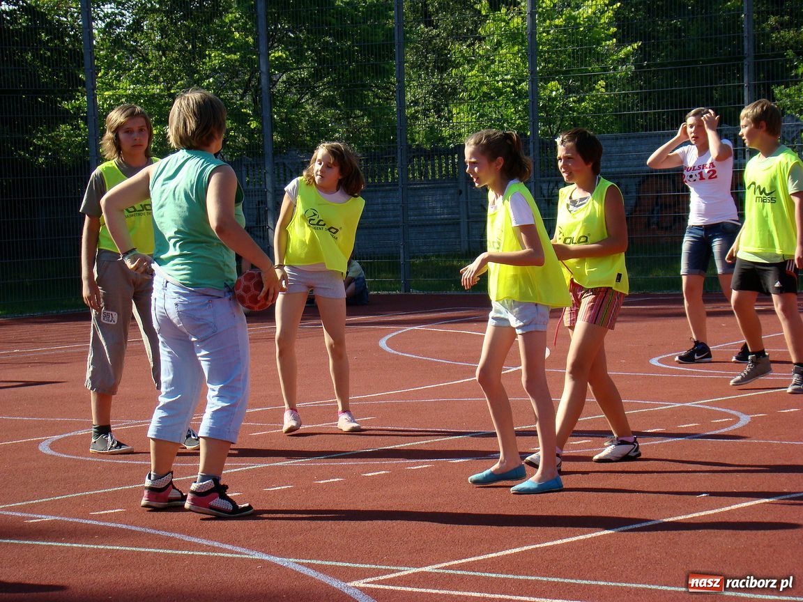 Zdjęcie w galerii na portalu naszraciborz.pl:  Szkoła im. J. Wawrzynka świętuje wiadomości z regionu