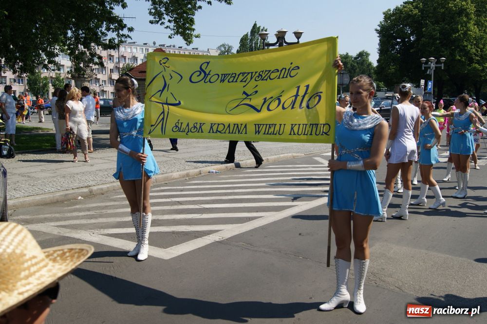 Zdjęcie w galerii na portalu naszraciborz.pl: Barwny korowód na ulicach Raciborza wiadomości z regionu