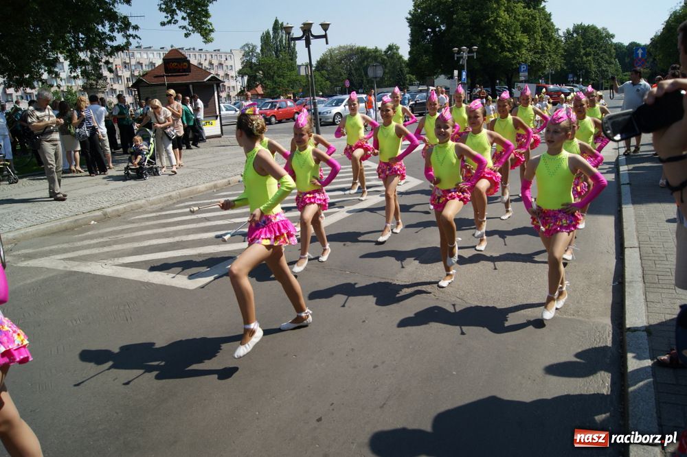 Zdjęcie w galerii na portalu naszraciborz.pl: Barwny korowód na ulicach Raciborza wiadomości z regionu