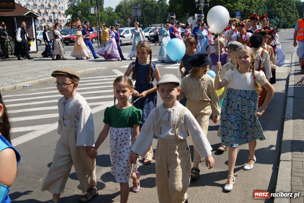 Zdjęcie w galerii na portalu naszraciborz.pl: Barwny korowód na ulicach Raciborza wiadomości z regionu