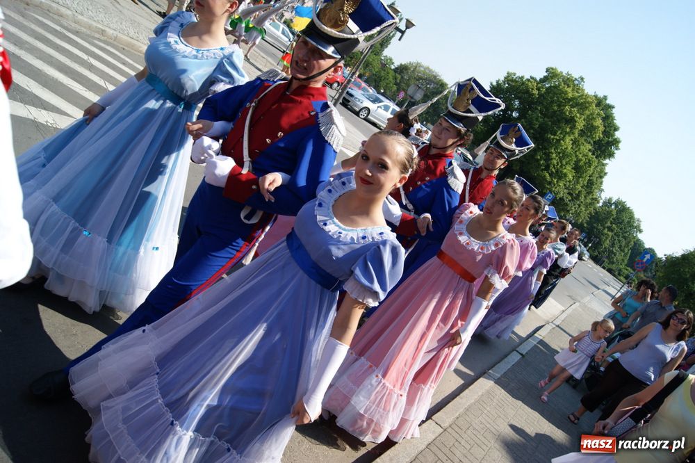 Zdjęcie w galerii na portalu naszraciborz.pl: Barwny korowód na ulicach Raciborza wiadomości z regionu
