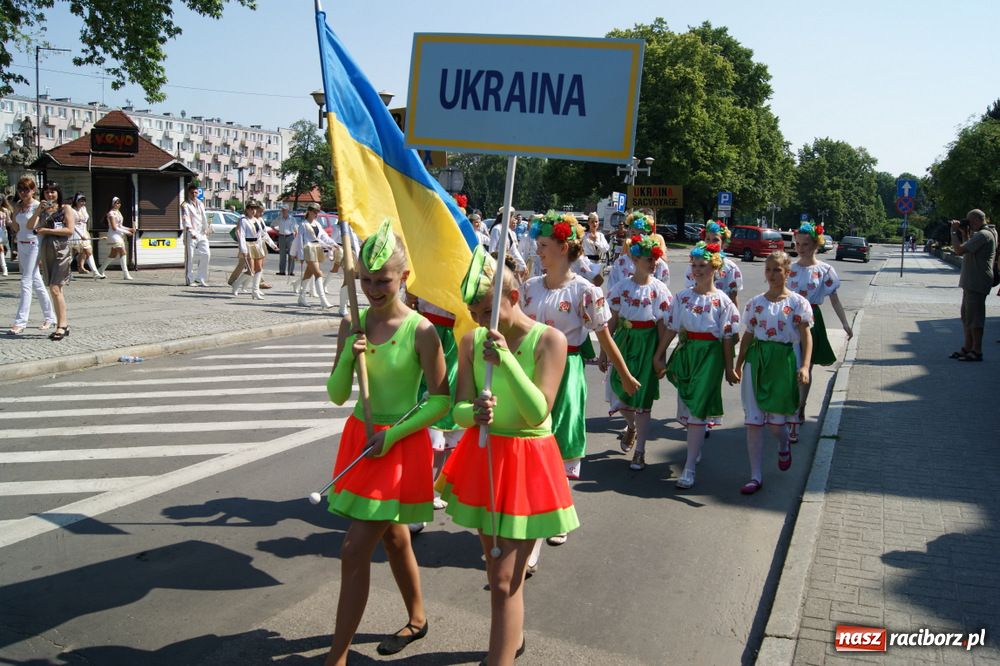 Zdjęcie w galerii na portalu naszraciborz.pl: Barwny korowód na ulicach Raciborza wiadomości z regionu