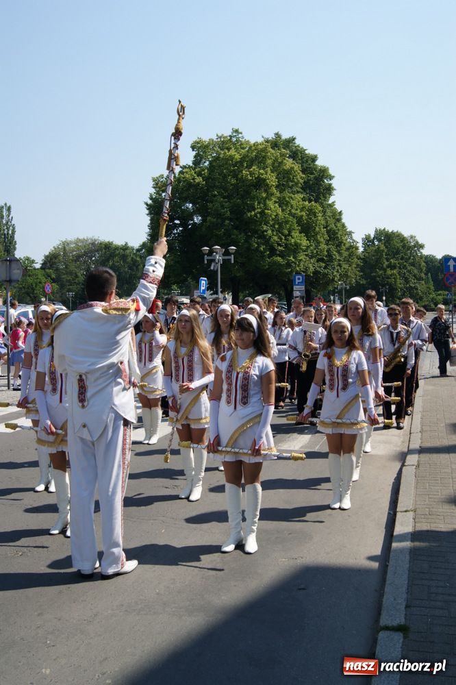 Zdjęcie w galerii na portalu naszraciborz.pl: Barwny korowód na ulicach Raciborza wiadomości z regionu