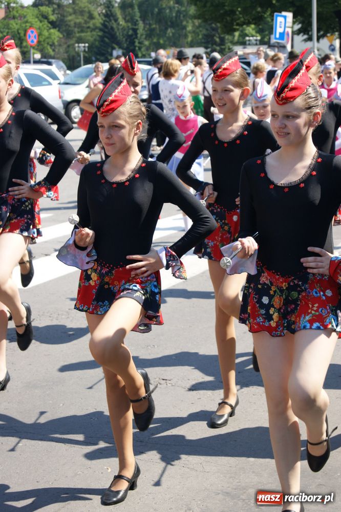 Zdjęcie w galerii na portalu naszraciborz.pl: Barwny korowód na ulicach Raciborza wiadomości z regionu
