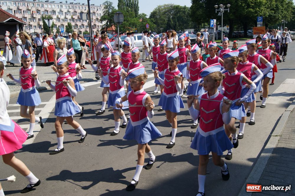 Zdjęcie w galerii na portalu naszraciborz.pl: Barwny korowód na ulicach Raciborza wiadomości z regionu
