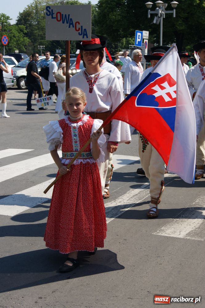 Zdjęcie w galerii na portalu naszraciborz.pl: Barwny korowód na ulicach Raciborza wiadomości z regionu