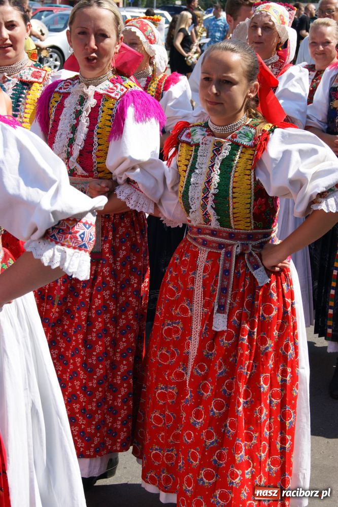 Zdjęcie w galerii na portalu naszraciborz.pl: Barwny korowód na ulicach Raciborza wiadomości z regionu