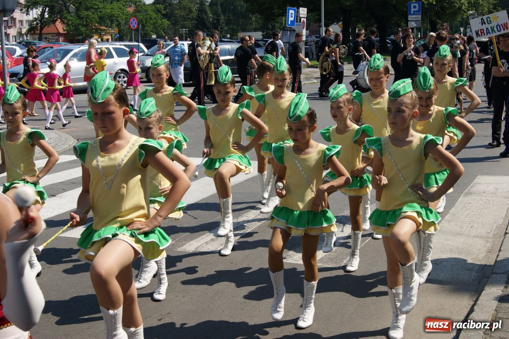 Zdjęcie w galerii na portalu naszraciborz.pl: Barwny korowód na ulicach Raciborza wiadomości z regionu