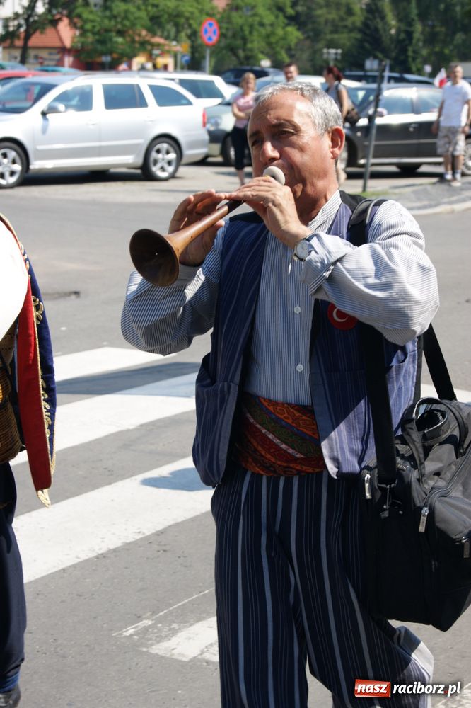 Zdjęcie w galerii na portalu naszraciborz.pl: Barwny korowód na ulicach Raciborza wiadomości z regionu