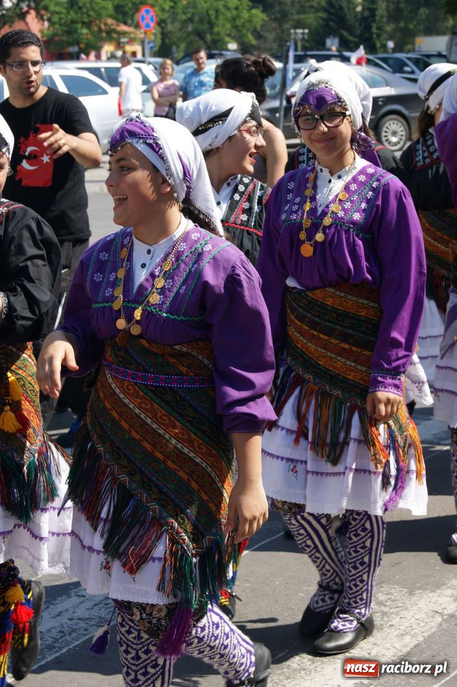 Zdjęcie w galerii na portalu naszraciborz.pl: Barwny korowód na ulicach Raciborza wiadomości z regionu